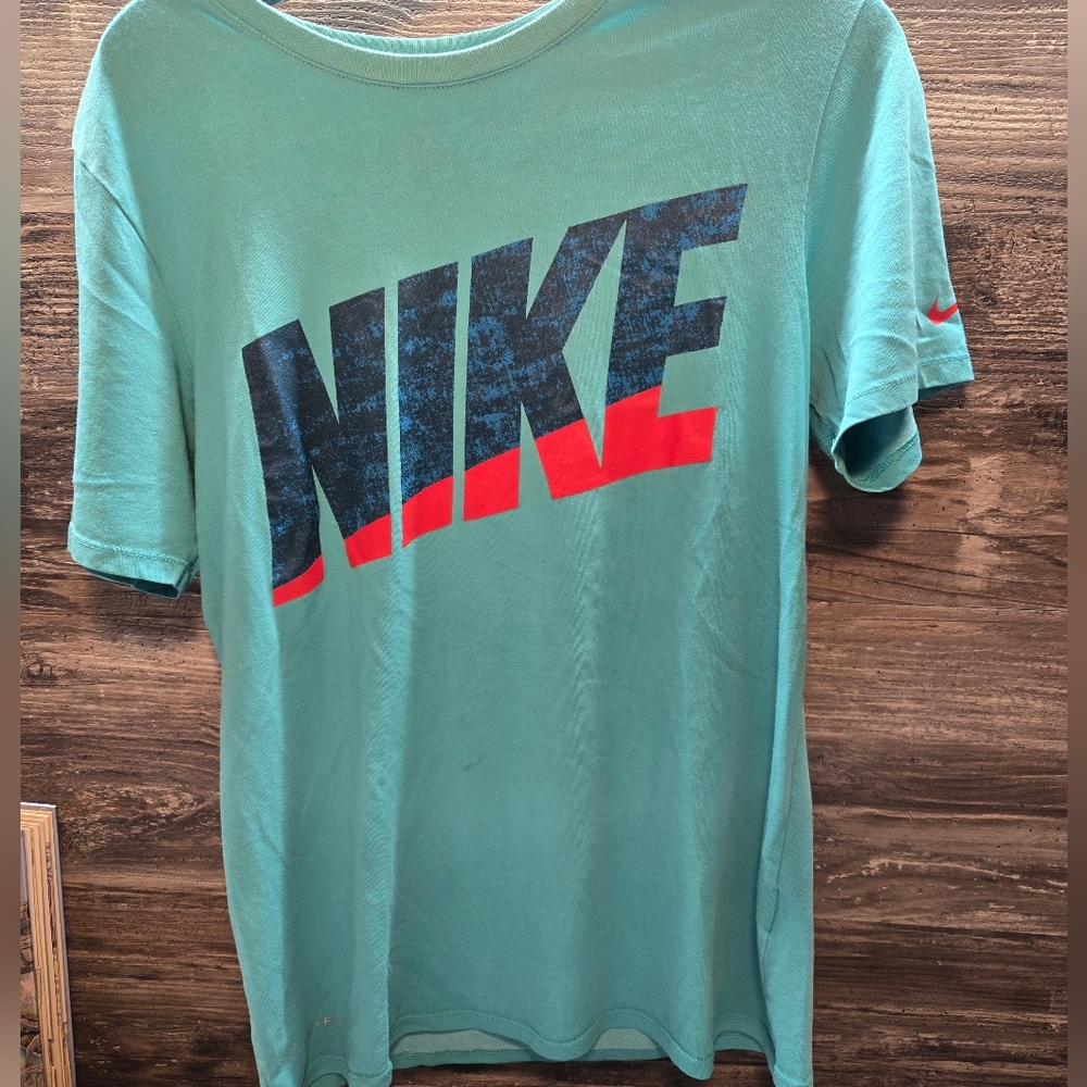 Nike graphic Men's t-shirt Size Small‎ Teal Athletic Fit